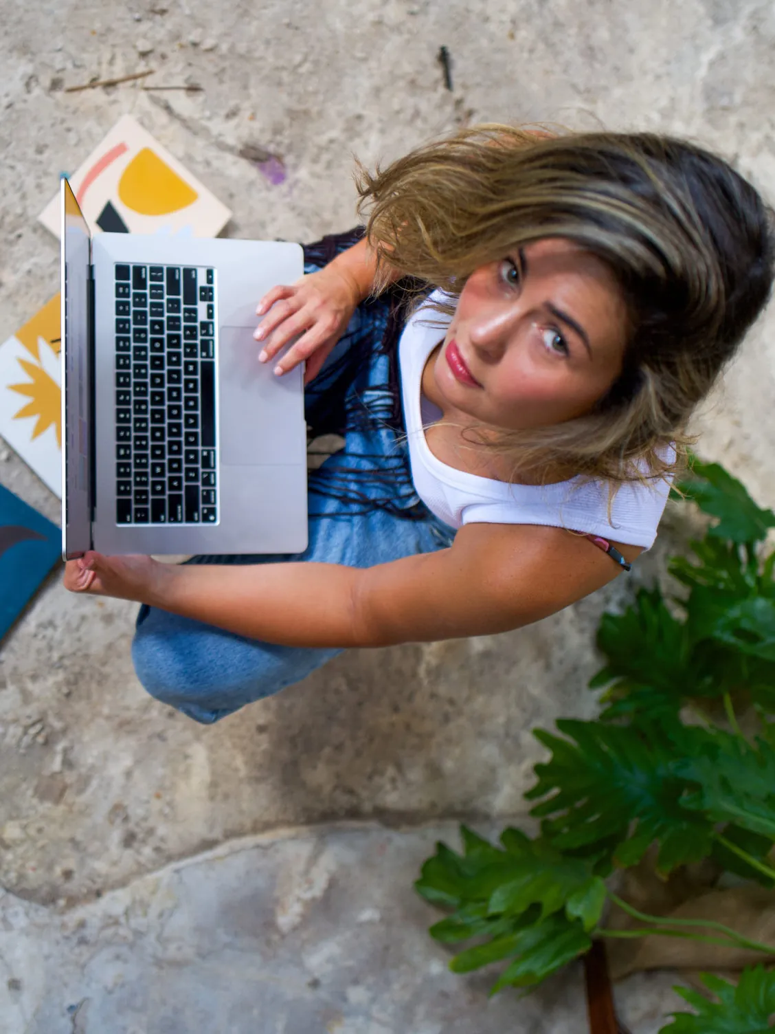 Ana Clara Sabena with her laptop and tile samples